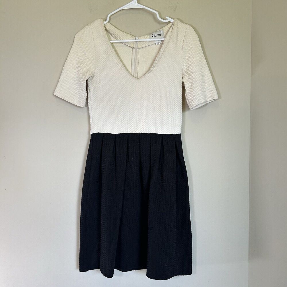 GANNI Women's Half Sleeve V Neck White & Black Fit to Flare Textured Dress sz S